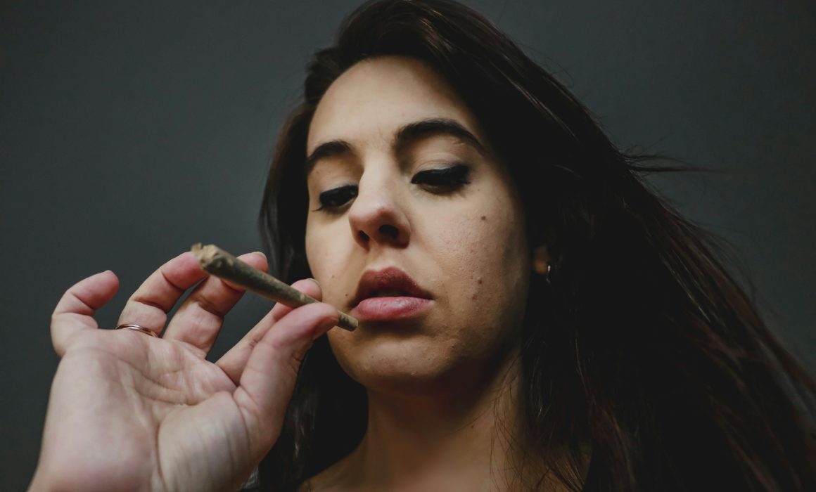 Vrouw rookt cannabis joint